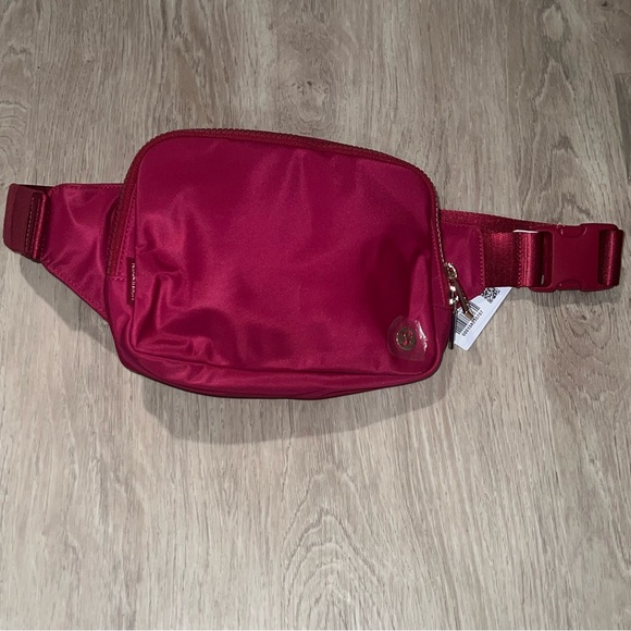 NWT Lululemon 2L Crossbody Belt Bag Rumble Berry Gold Hardware - Picture 11 of 11